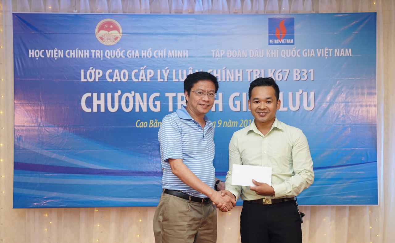 Lớp Cao cấp lý luận chính trị ngành Dầu khí hỗ trợ xây dựng nhà văn hóa và trao học bổng cho học sinh nghèo Lớp Cao cấp lý luận chính trị ngành Dầu khí hỗ trợ xây dựng nhà văn hóa và trao học bổng cho học sinh nghèo