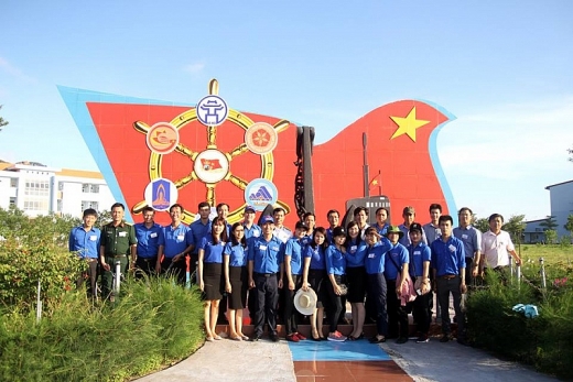 Thanh niên Vietsovpetro về nguồn “Vì biển đảo quê hương” Thanh niên Vietsovpetro về nguồn “Vì biển đảo quê hương”