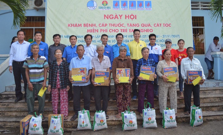 Đạm Cà Mau tổ chức khám bệnh, tặng quà cho người nghèo xã Đất Mũi Đạm Cà Mau tổ chức khám bệnh, tặng quà cho người nghèo xã Đất Mũi