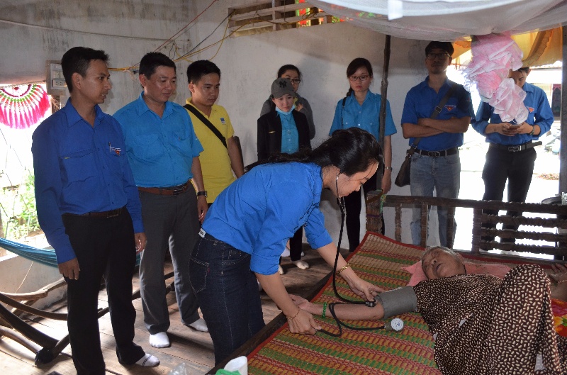 Đạm Cà Mau tổ chức khám bệnh, tặng quà cho người nghèo xã Đất Mũi Đạm Cà Mau tổ chức khám bệnh, tặng quà cho người nghèo xã Đất Mũi