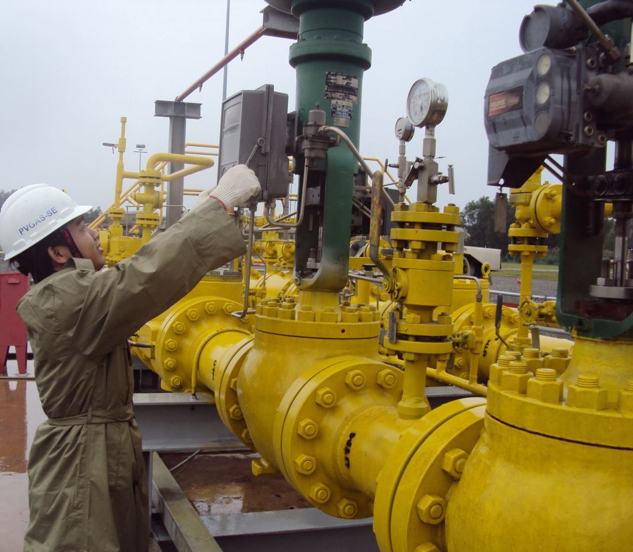 PV GAS ứng phó với cơn bão gần trên Biển Đông (bão Tembin) PV GAS ứng phó với cơn bão gần trên Biển Đông (bão Tembin)