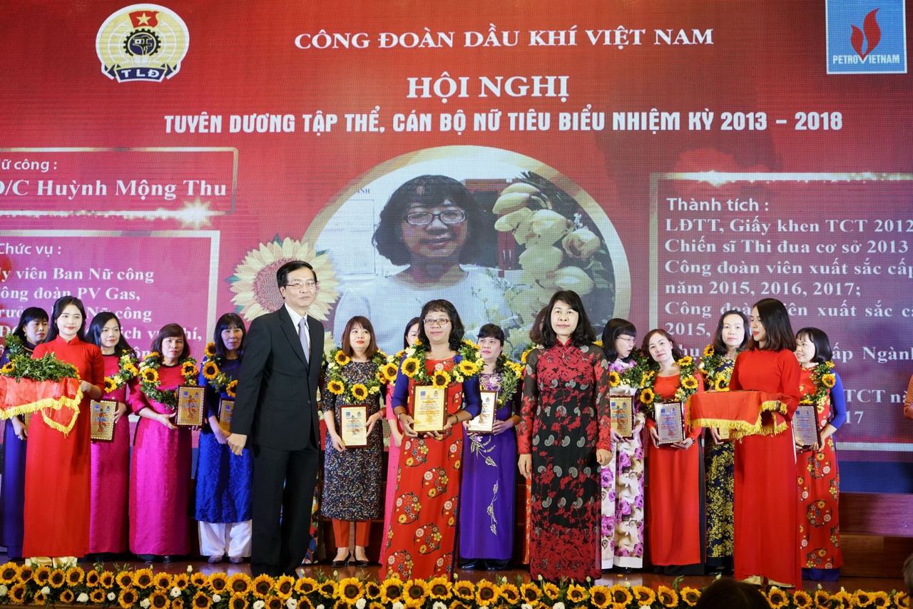 Công đoàn PV GAS: Nhận khen thưởng Tập thể Ban Nữ công và 2 cán bộ nữ xuất sắc nhiệm kỳ V (2013-2018)