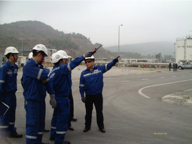 Lãnh đạo Tập đoàn Dầu khí Việt Nam kiểm tra tình hình chạy thử Nhà máy Liên hợp lọc hóa dầu Nghi Sơn Lãnh đạo Tập đoàn Dầu khí Việt Nam kiểm tra tình hình chạy thử Nhà máy Liên hợp lọc hóa dầu Nghi Sơn