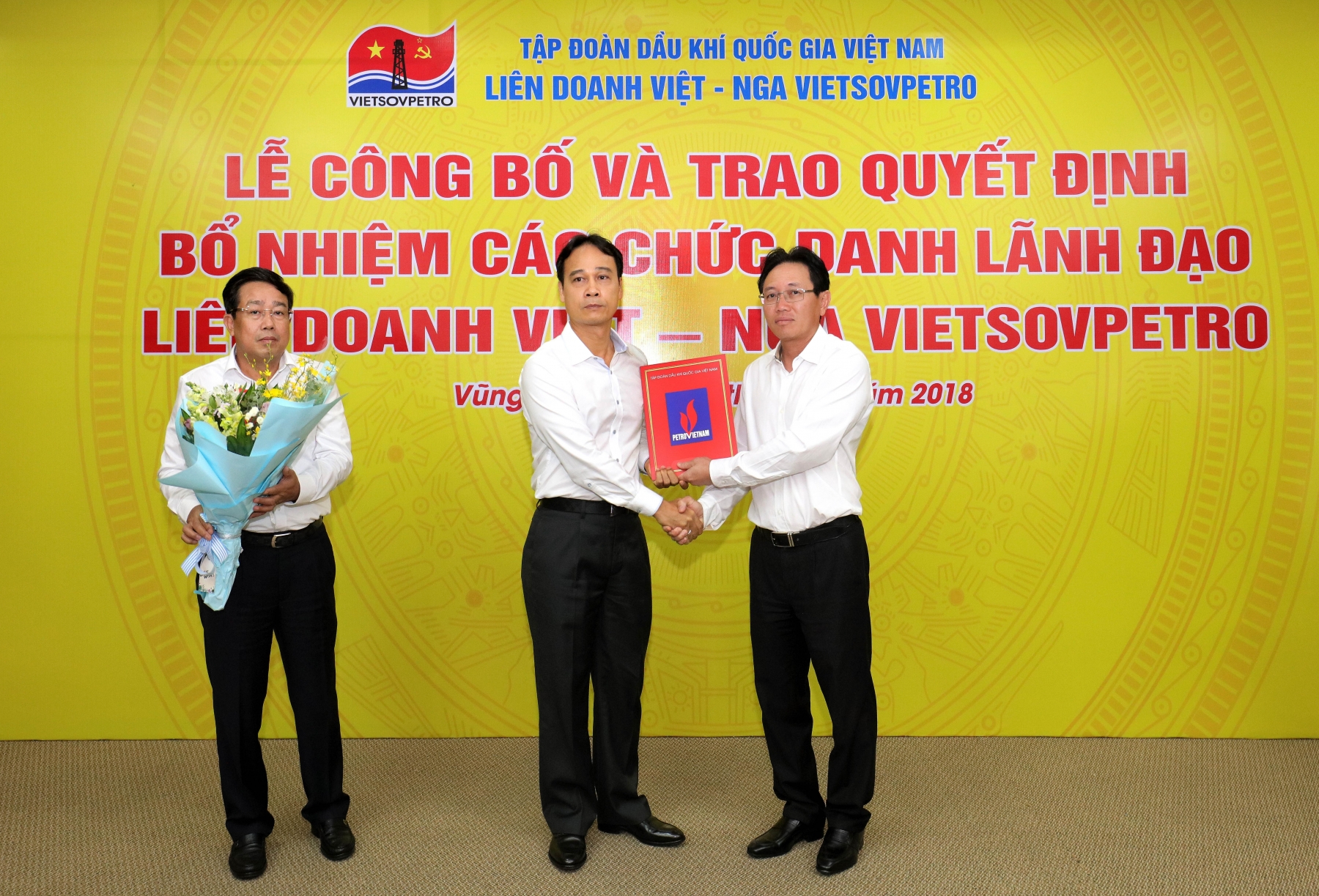 Công bố quyết định bổ nhiệm các chức danh lãnh đạo Liên doanh Việt - Nga Vietsovpetro Công bố quyết định bổ nhiệm các chức danh lãnh đạo Liên doanh Việt - Nga Vietsovpetro