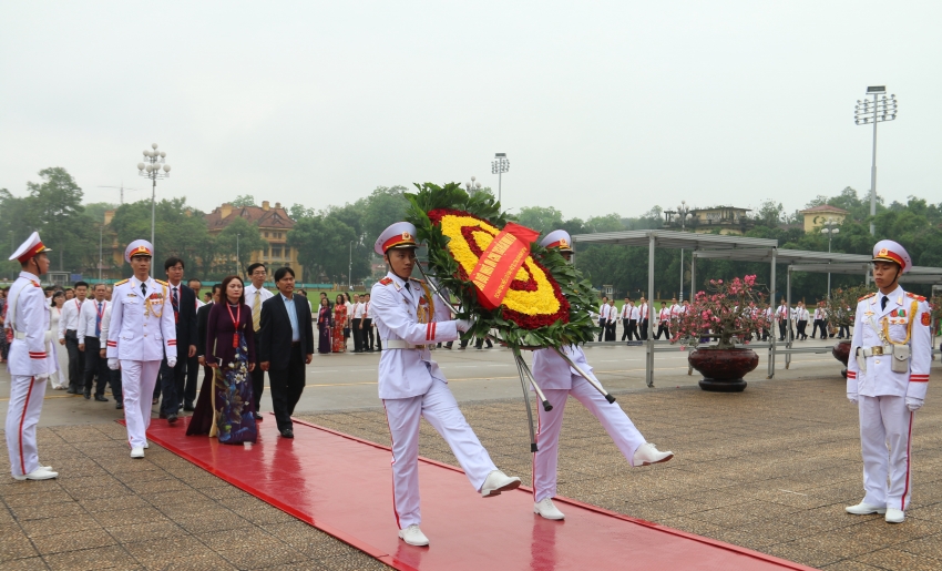 Đại biểu dự Đại hội VI Công đoàn Dầu khí Việt Nam vào Lăng viếng Chủ tịch Hồ Chí Minh