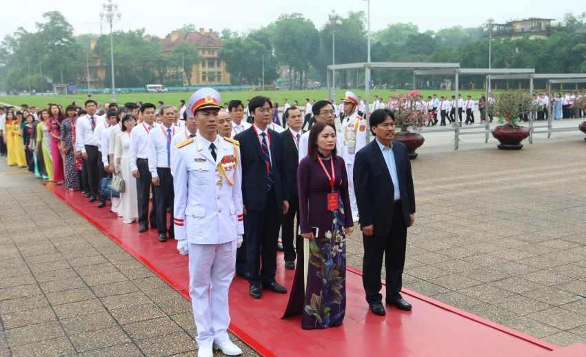 Đại biểu dự Đại hội VI Công đoàn Dầu khí Việt Nam vào Lăng viếng Chủ tịch Hồ Chí Minh