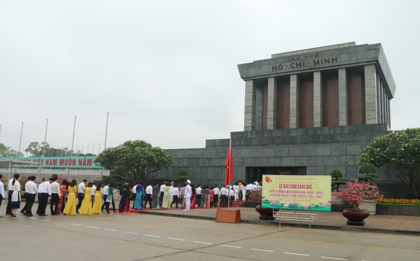 Đại biểu dự Đại hội VI Công đoàn Dầu khí Việt Nam vào Lăng viếng Chủ tịch Hồ Chí Minh