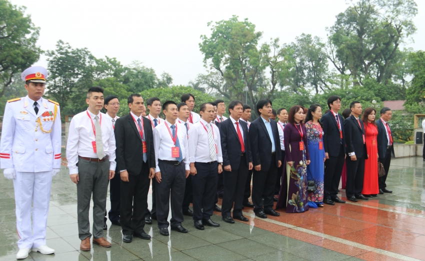 Đại biểu dự Đại hội VI Công đoàn Dầu khí Việt Nam vào Lăng viếng Chủ tịch Hồ Chí Minh