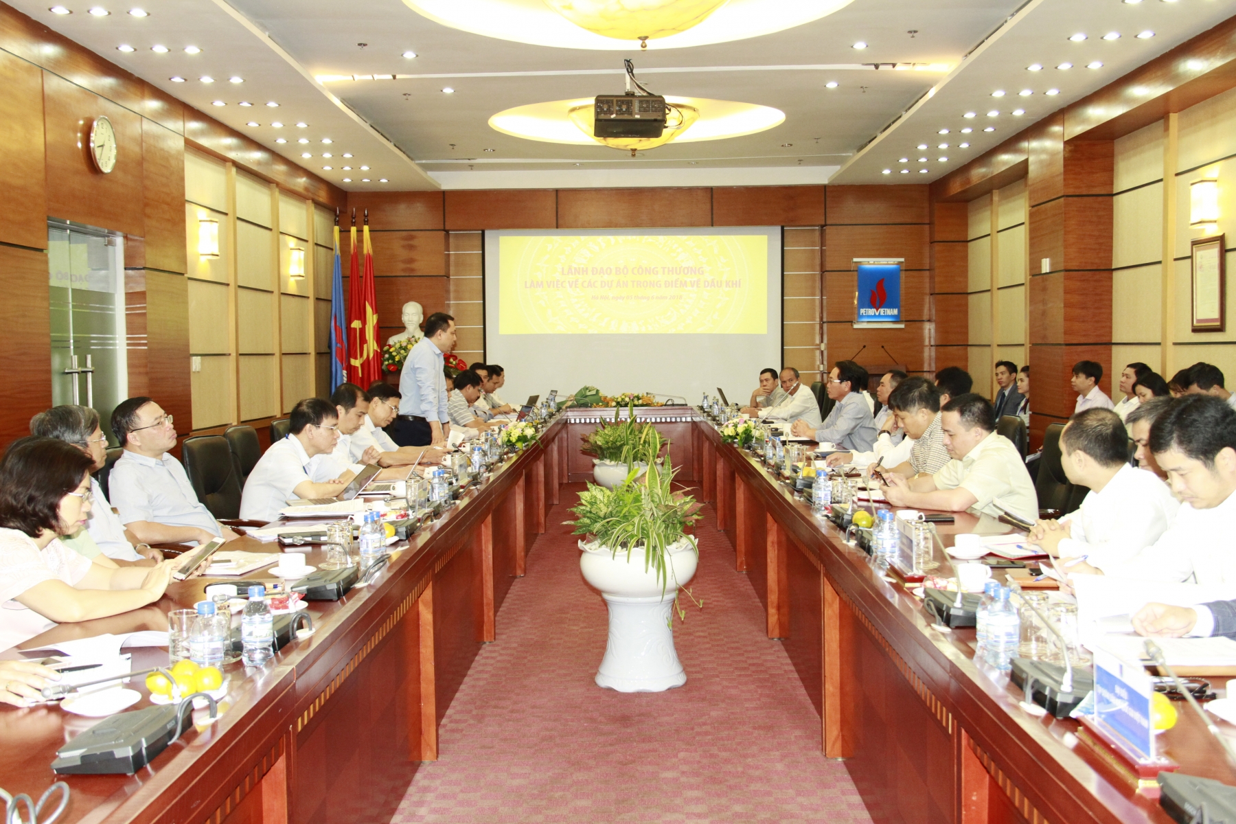 Thứ trưởng Bộ Công Thương Đặng Hoàng An làm việc với Tập đoàn Dầu khí Việt Nam về các dự án trọng điểm Thứ trưởng Bộ Công Thương Đặng Hoàng An làm việc với Tập đoàn Dầu khí Việt Nam về các dự án trọng điểm