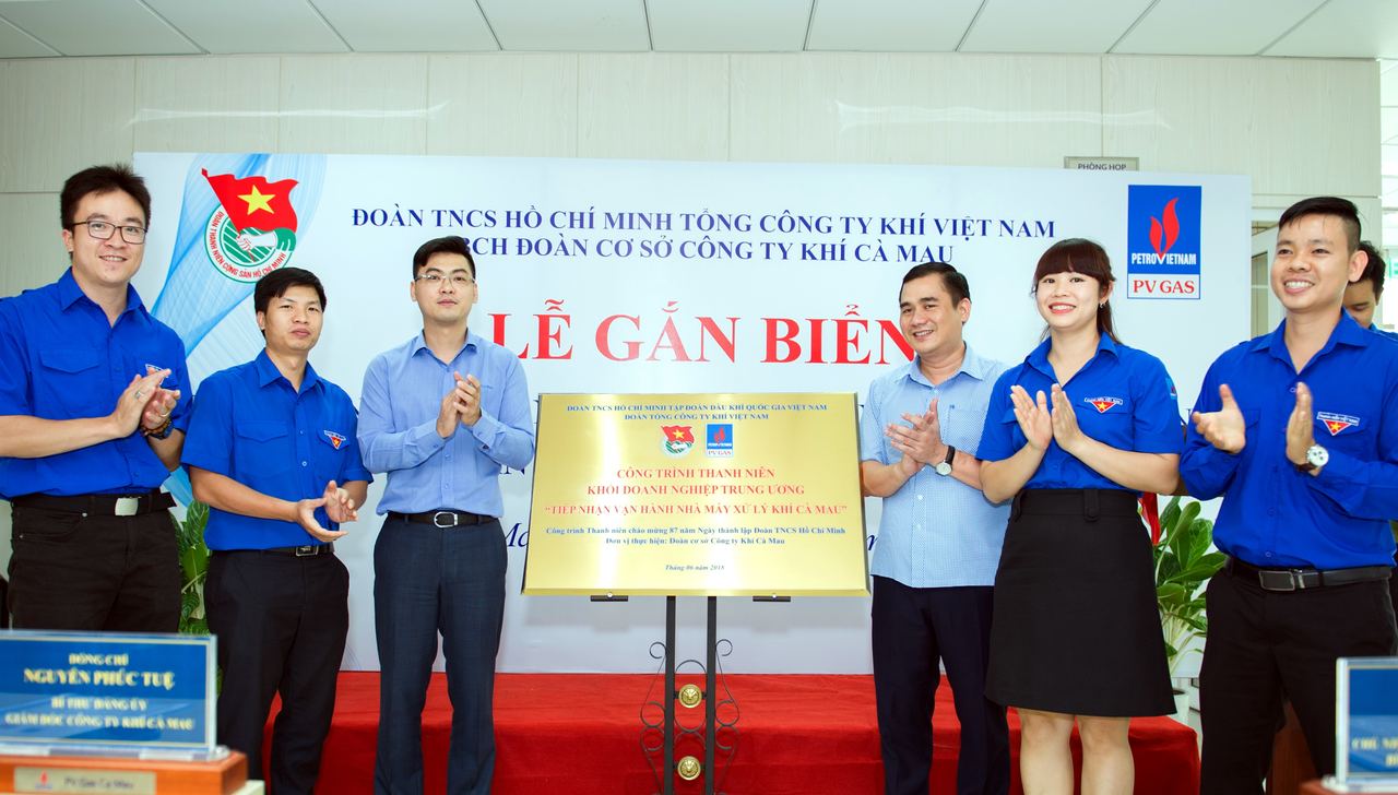 Gắn biển Công trình thanh niên cấp Đoàn khối Doanh nghiệp Trung ương “Tiếp nhận vận hành Nhà máy Xử lý khí Cà Mau”