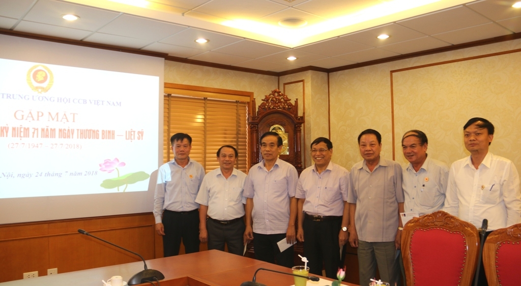 Kỷ niệm 71 năm Ngày Thương binh Liệt sĩ (27/71947 – 27/7/2018): Hội CCB Tập đoàn thăm hỏi, tặng quà các thương binh, gia đình liệt sĩ Trung ương Hội CCB Kỷ niệm 71 năm Ngày Thương binh Liệt sĩ (27/71947 – 27/7/2018): Hội CCB Tập đoàn thăm hỏi, tặng quà các thương binh, gia đình liệt sĩ Trung ương Hội CCB