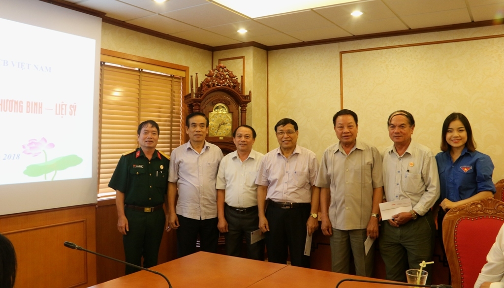 Kỷ niệm 71 năm Ngày Thương binh Liệt sĩ (27/71947 – 27/7/2018): Hội CCB Tập đoàn thăm hỏi, tặng quà các thương binh, gia đình liệt sĩ Trung ương Hội CCB Kỷ niệm 71 năm Ngày Thương binh Liệt sĩ (27/71947 – 27/7/2018): Hội CCB Tập đoàn thăm hỏi, tặng quà các thương binh, gia đình liệt sĩ Trung ương Hội CCB
