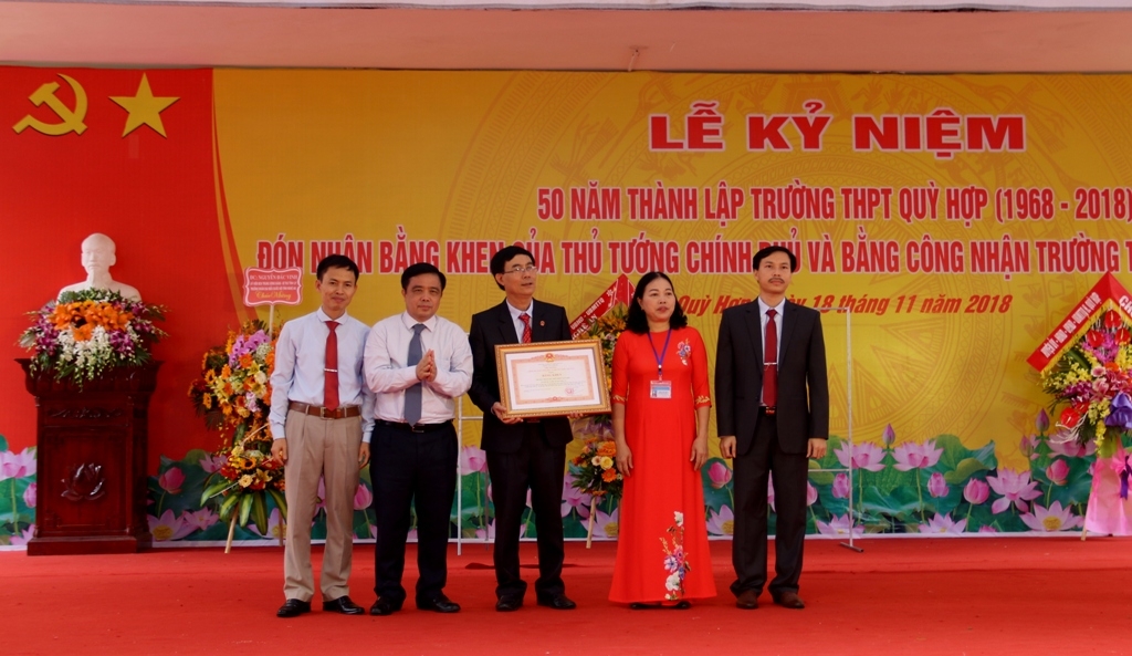 Lãnh đạo Tập đoàn Dầu khí Việt Nam thăm và tặng quà trường THPT Quỳ Hợp, Nghệ An Lãnh đạo Tập đoàn Dầu khí Việt Nam thăm và tặng quà trường THPT Quỳ Hợp, Nghệ An
