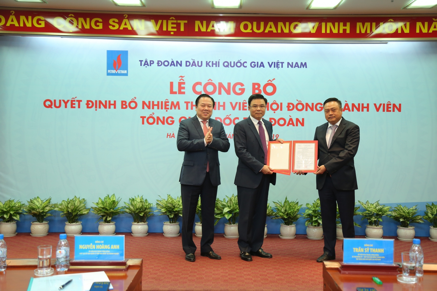 Tân Tổng Giám đốc Lê Mạnh Hùng: "Chung sức, chung lòng vì sự phát triển của PVN" Tân Tổng Giám đốc Lê Mạnh Hùng: "Chung sức, chung lòng vì sự phát triển của PVN"
