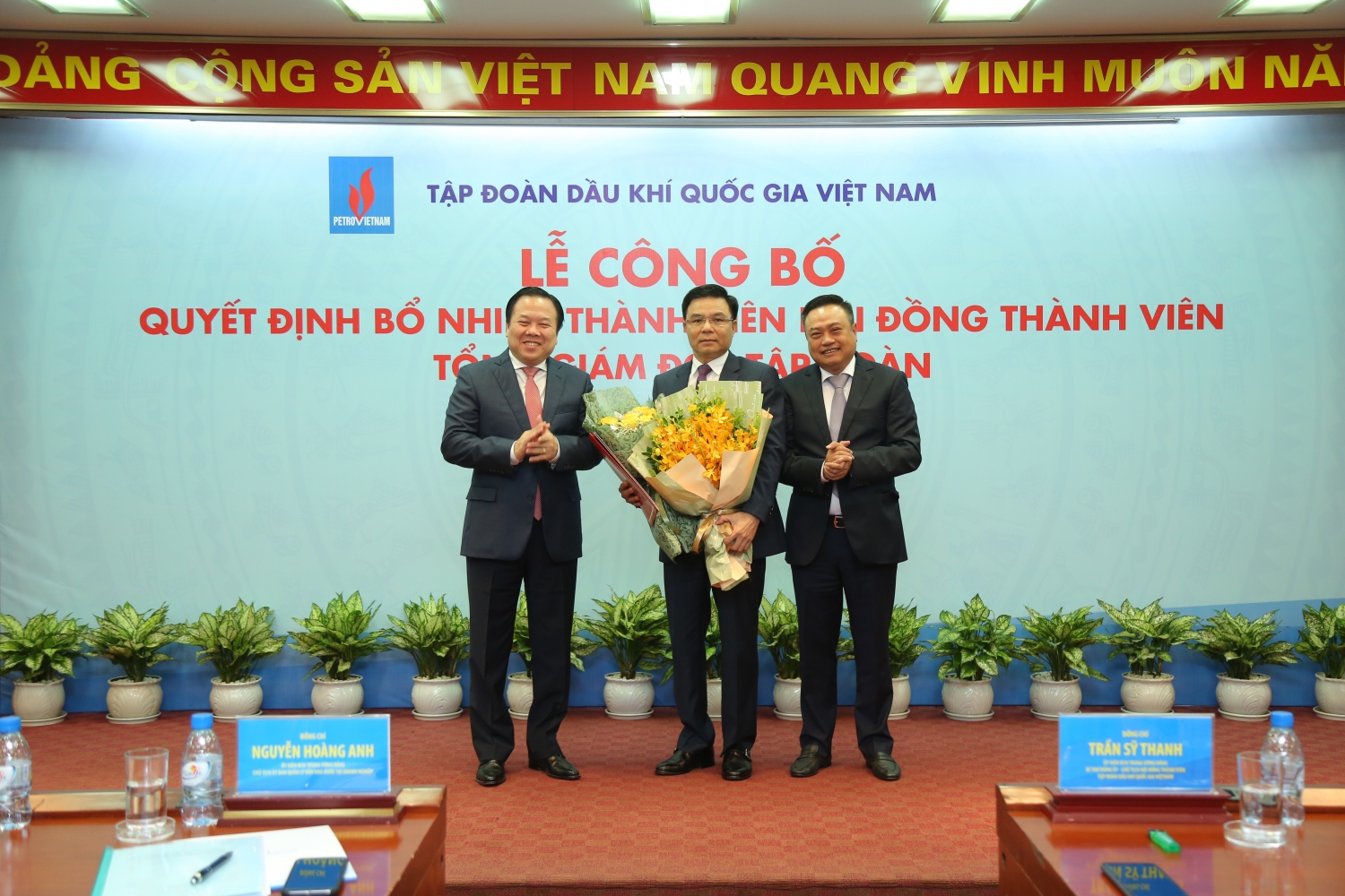 Tân Tổng Giám đốc Lê Mạnh Hùng: "Chung sức, chung lòng vì sự phát triển của PVN" Tân Tổng Giám đốc Lê Mạnh Hùng: "Chung sức, chung lòng vì sự phát triển của PVN"