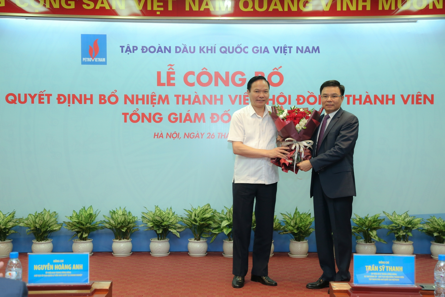 Tân Tổng Giám đốc Lê Mạnh Hùng: "Chung sức, chung lòng vì sự phát triển của PVN" Tân Tổng Giám đốc Lê Mạnh Hùng: "Chung sức, chung lòng vì sự phát triển của PVN"