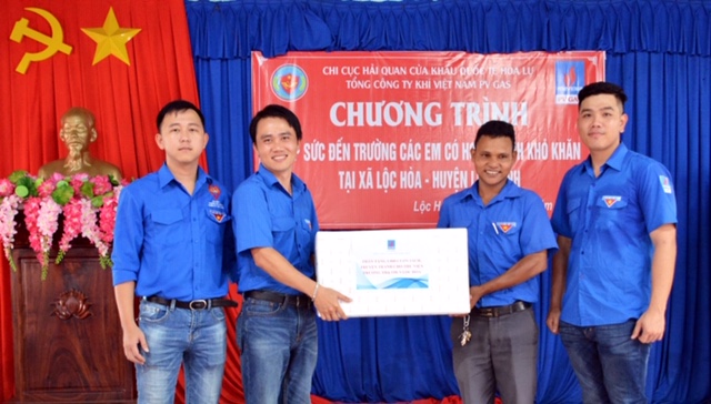 Đoàn thanh niên PV GAS tổ chức chương trình tiếp sức tới trường tại tỉnh Bình Phước