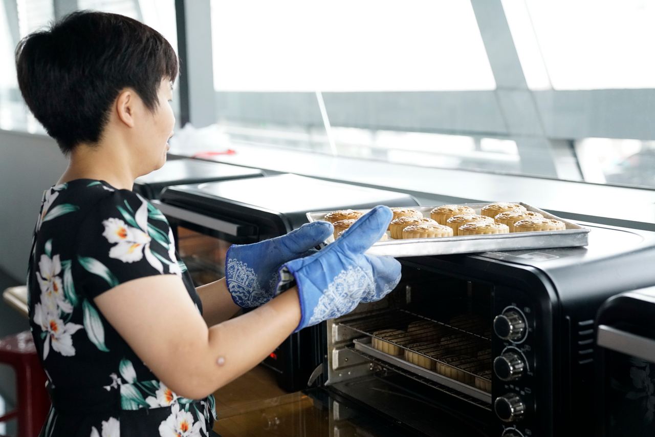 Tuổi trẻ PV GAS làm 600 bánh Trung thu tặng trẻ em Nhà Bè