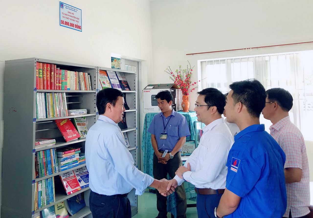 Tài trợ 870 triệu đồng cho Chương trình “Trao tặng tủ sách” Tài trợ 870 triệu đồng cho Chương trình “Trao tặng tủ sách”