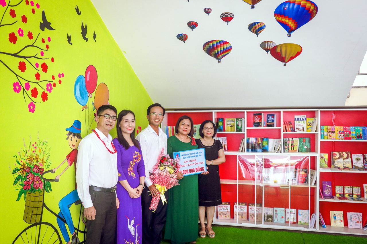 Tài trợ 870 triệu đồng cho Chương trình “Trao tặng tủ sách” Tài trợ 870 triệu đồng cho Chương trình “Trao tặng tủ sách”