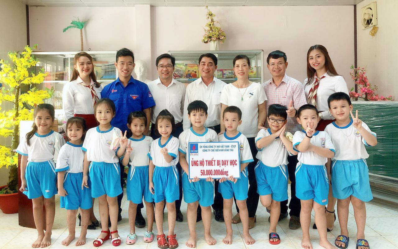 Tài trợ 870 triệu đồng cho Chương trình “Trao tặng tủ sách” Tài trợ 870 triệu đồng cho Chương trình “Trao tặng tủ sách”