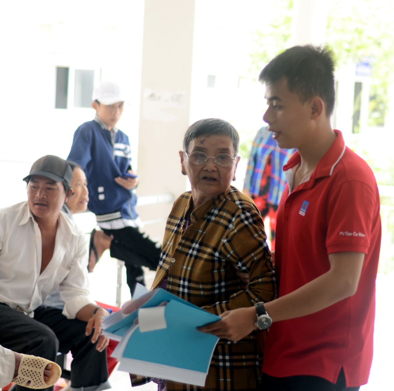 Công ty Khí Cà Mau thực hiện chương trình mổ mắt miễn phí tại huyện Phú Tân