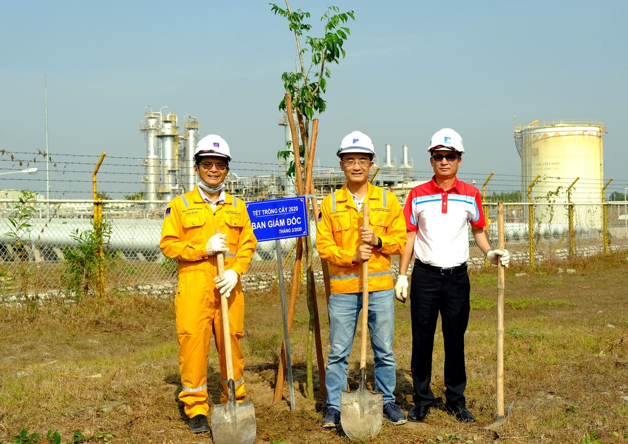 KVT tổ chức Tết trồng cây tại Nhà máy Chế biến Khí Dinh Cố KVT tổ chức Tết trồng cây tại Nhà máy Chế biến Khí Dinh Cố