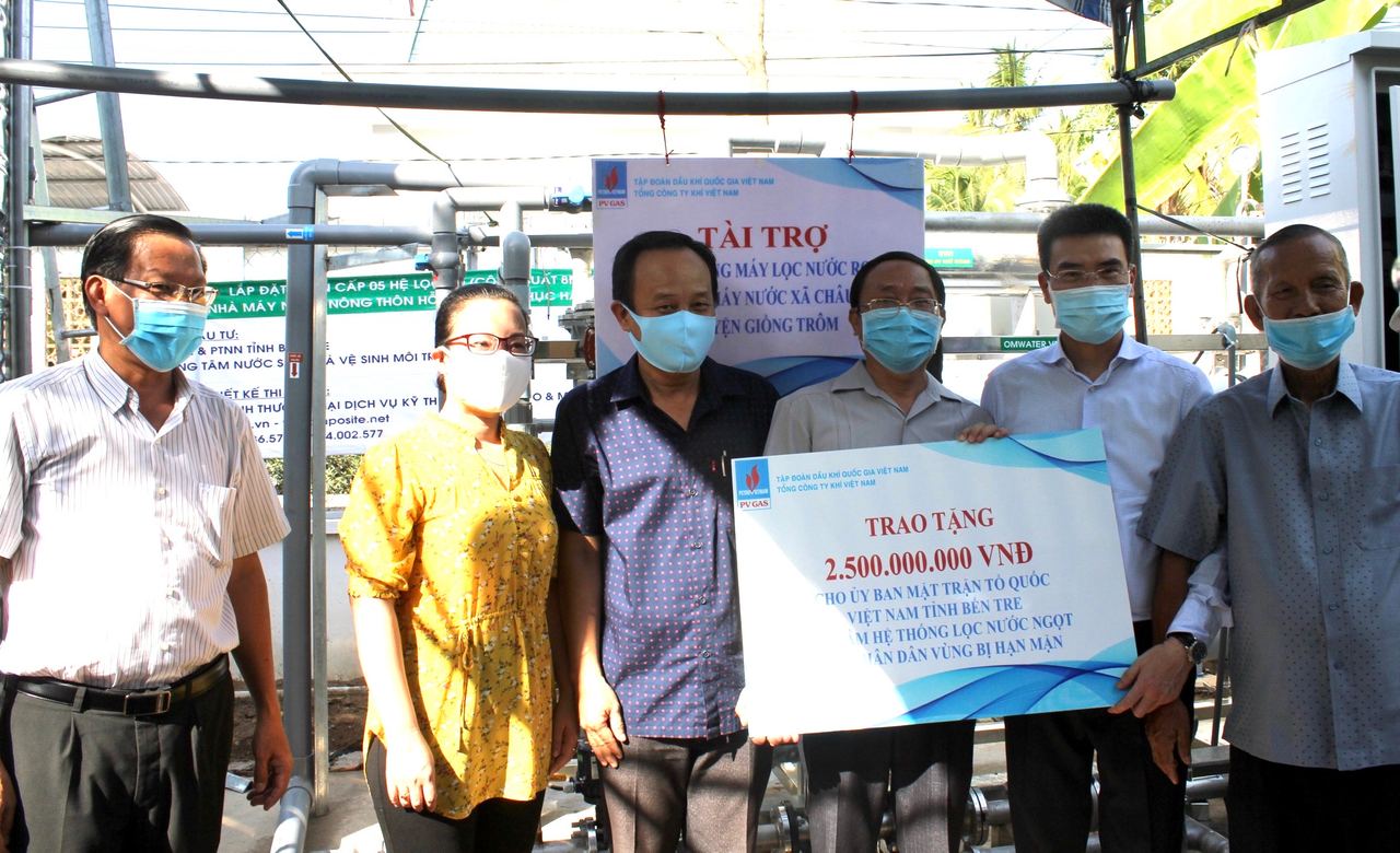 PV GAS trao tặng 2 hệ thống lọc nước cho nhân dân Bến Tre PV GAS trao tặng 2 hệ thống lọc nước cho nhân dân Bến Tre