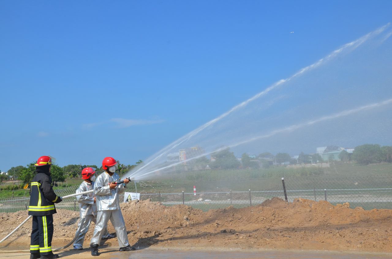 KĐN tổ chức thành công diễn tập PCCC trên hành lang tuyến ống dẫn khí Bạch Hổ KĐN tổ chức thành công diễn tập PCCC trên hành lang tuyến ống dẫn khí Bạch Hổ