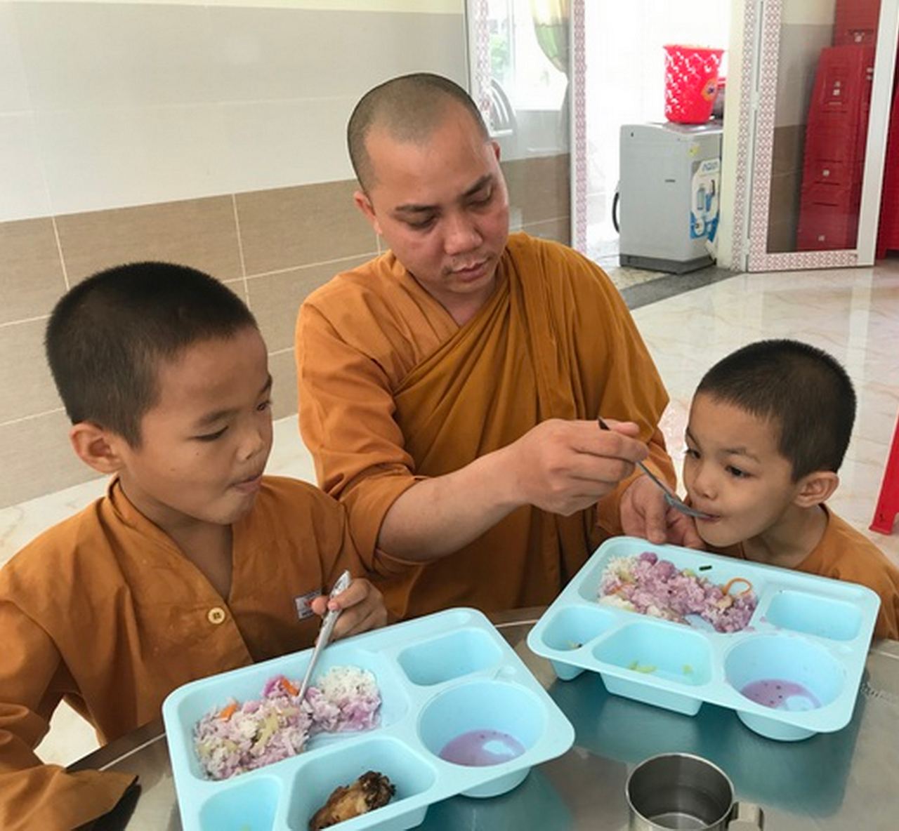 KĐN thực hiện chương trình từ thiện mừng Ngày Quốc tế 1/6