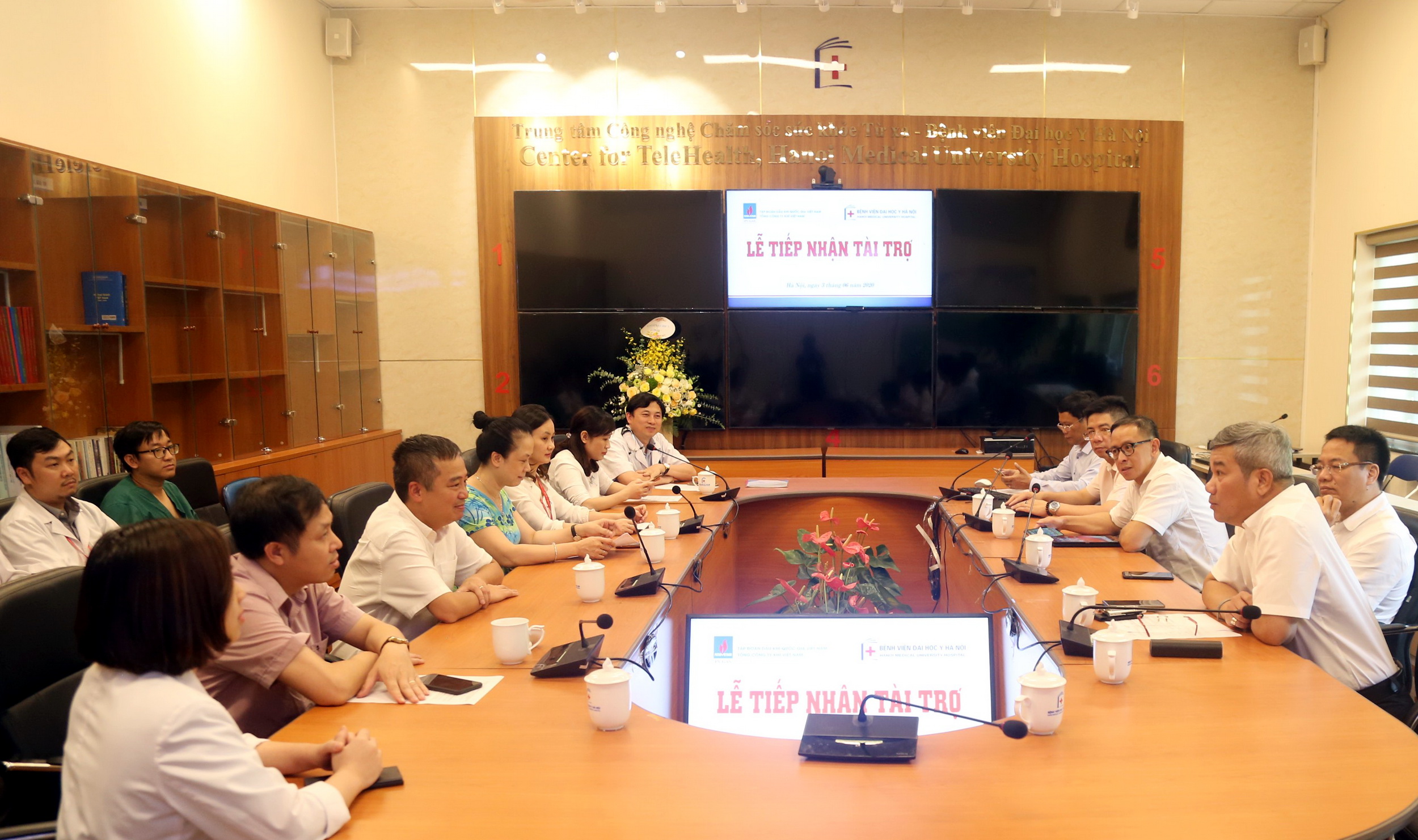 PETROVIETNAM and PV GAS donate medical equipment for Ha Noi Medical University Hospital