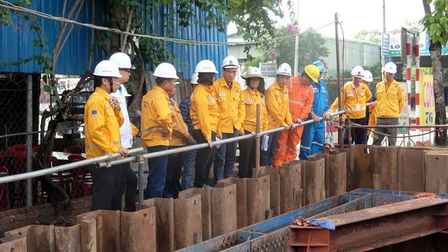 PV GAS’ General Director checks and reviews the construction progress of Nam Con Son 2 Project’s the second phase
