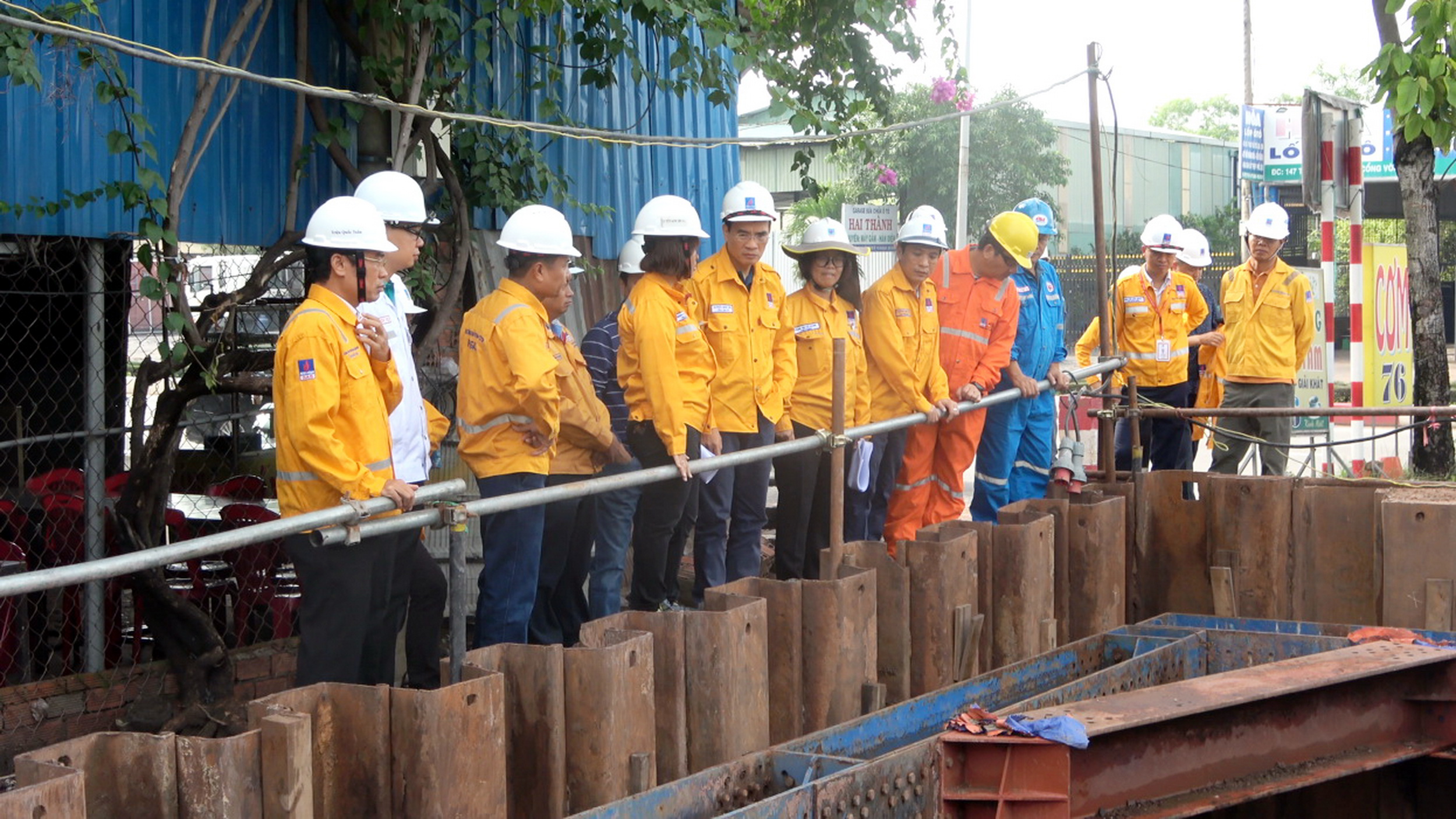 PV GAS’ General Director checks and reviews the construction progress of Nam Con Son 2 Project’s the second phase