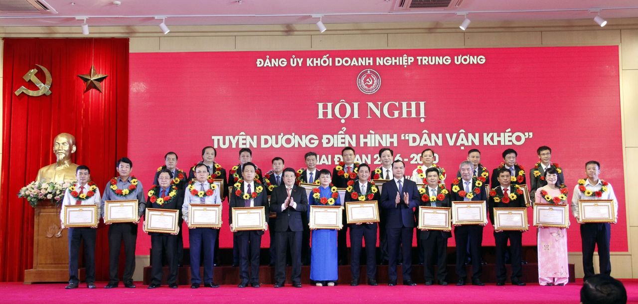 Đảng bộ Tổng Công ty Khí Việt Nam được tuyên dương điển hình “Dân vận khéo” Đảng bộ Tổng Công ty Khí Việt Nam được tuyên dương điển hình “Dân vận khéo”
