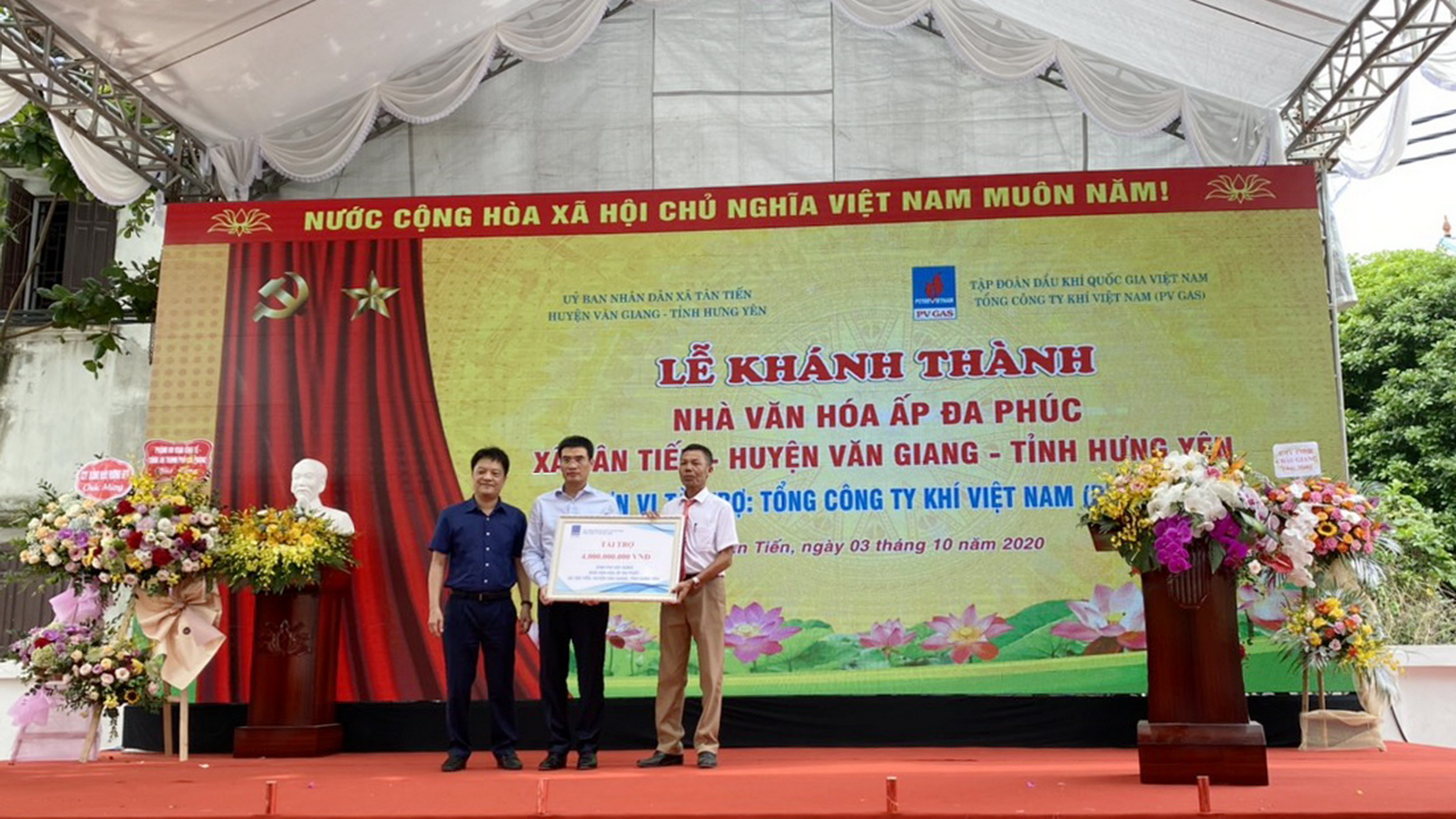 PVN and PV GAS donate to build Da Phuc Community Cultural House in Tan Tien Commune of Hung Yen Province’s Van Giang District PVN and PV GAS donate to build Da Phuc Community Cultural House in Tan Tien Commune of Hung Yen Province’s Van Giang District