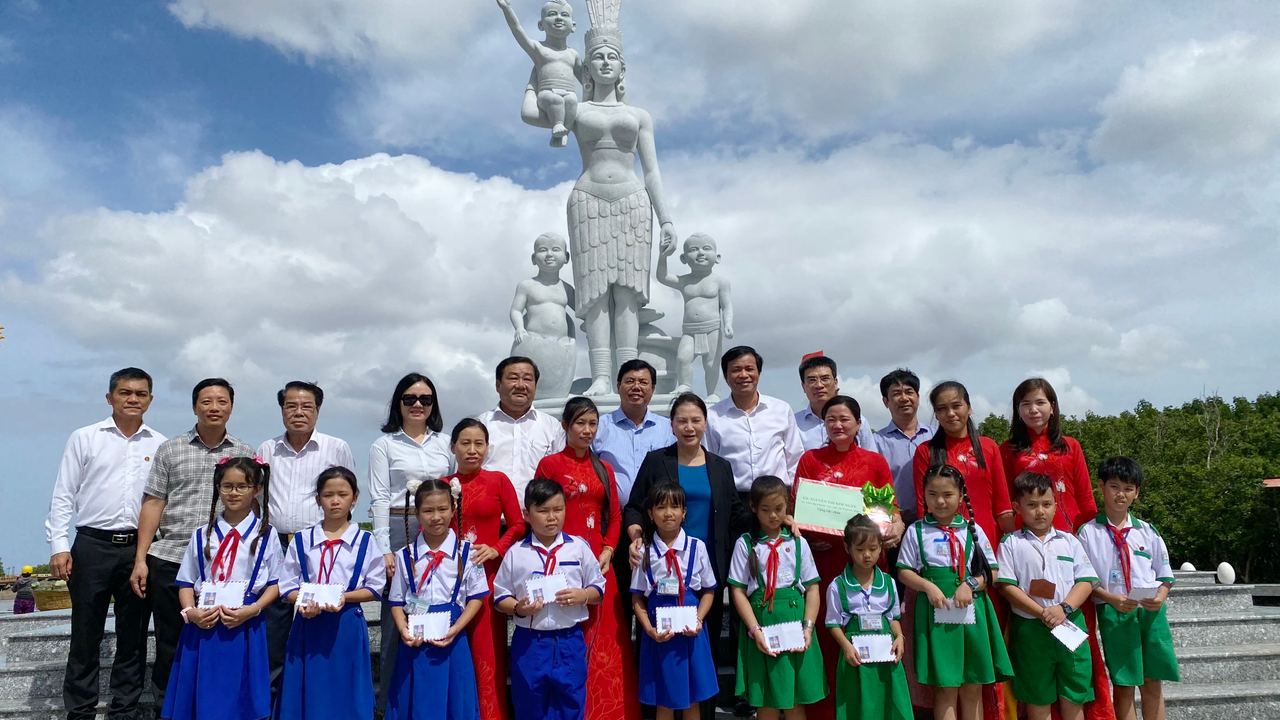 Tập đoàn Dầu khí Việt Nam và các đơn vị thành viên tham gia đoàn công tác Trung ương đến miền Tây Nam bộ Tập đoàn Dầu khí Việt Nam và các đơn vị thành viên tham gia đoàn công tác Trung ương đến miền Tây Nam bộ