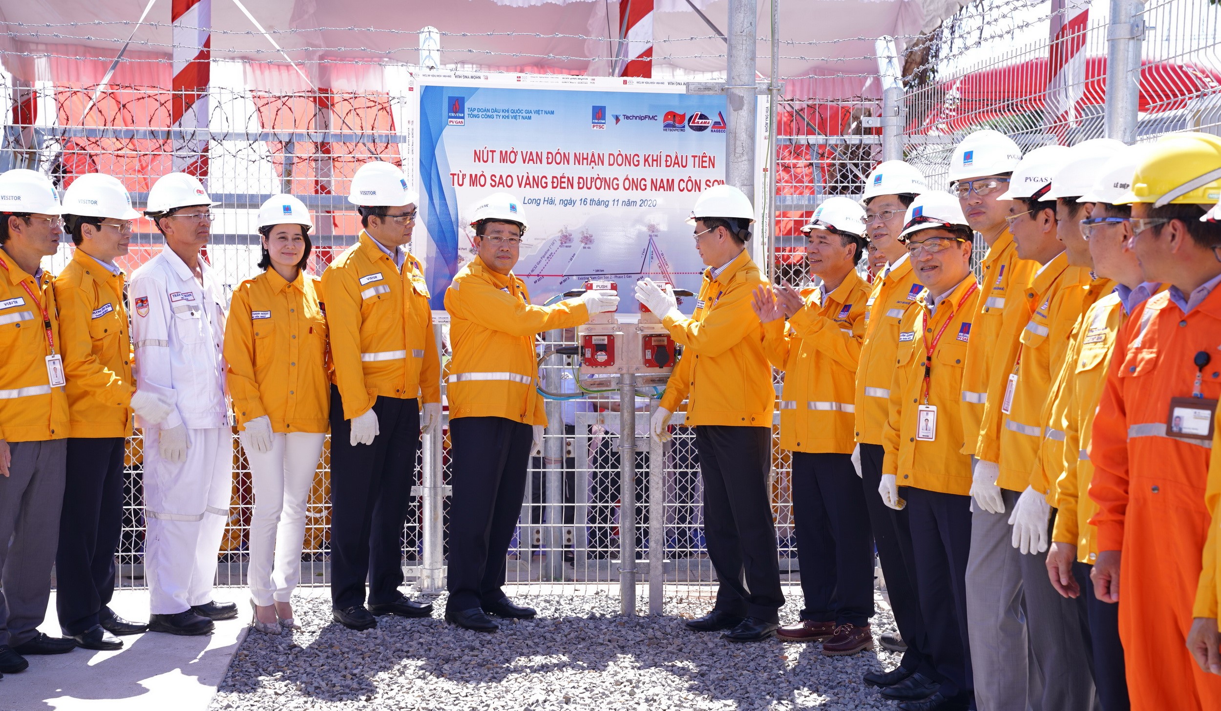 A ceremony to mark the first gas flow from Sao Vang Mine to Nam Con Son 2 pipeline A ceremony to mark the first gas flow from Sao Vang Mine to Nam Con Son 2 pipeline