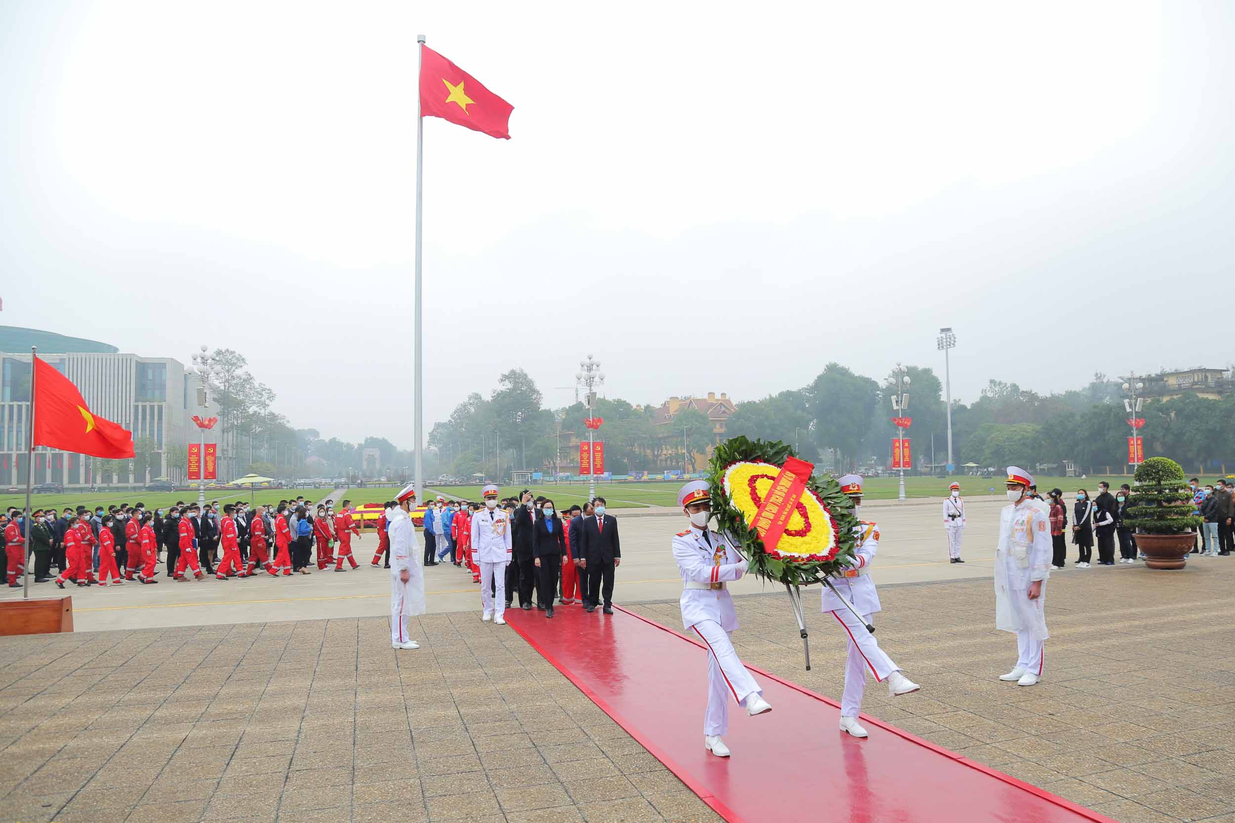 Hành trình Mùa Xuân từ những giếng dầu: Người lao động Dầu khí báo công lên Chủ tịch Hồ Chí Minh Hành trình Mùa Xuân từ những giếng dầu: Người lao động Dầu khí báo công lên Chủ tịch Hồ Chí Minh