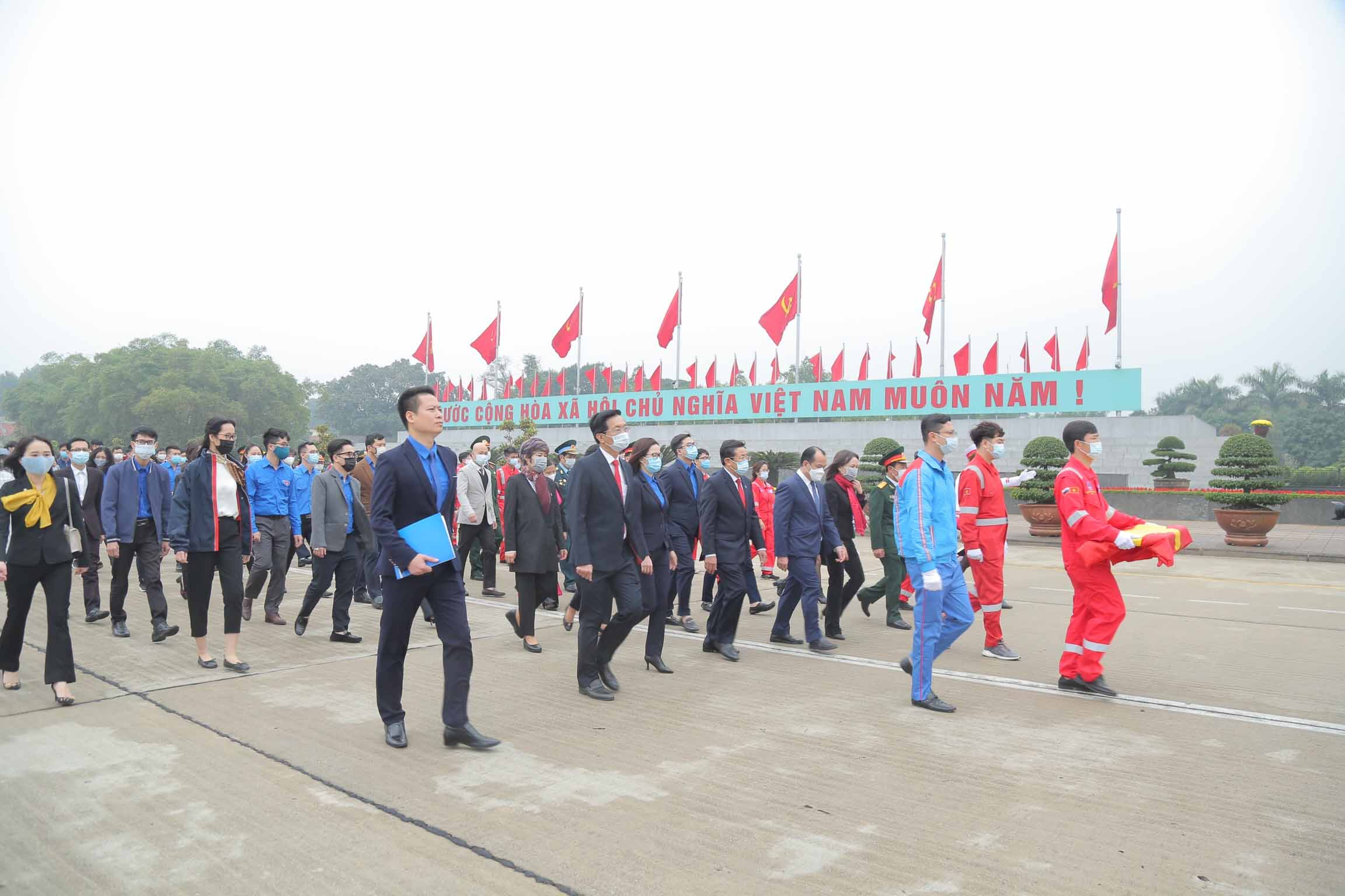 Hành trình Mùa Xuân từ những giếng dầu: Người lao động Dầu khí báo công lên Chủ tịch Hồ Chí Minh Hành trình Mùa Xuân từ những giếng dầu: Người lao động Dầu khí báo công lên Chủ tịch Hồ Chí Minh