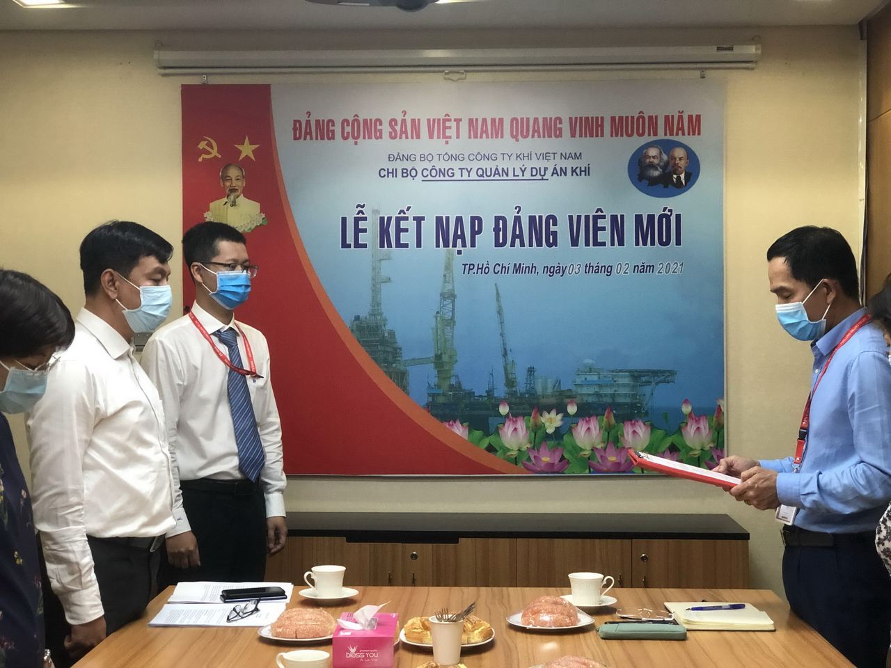 Đảng bộ PV GAS đón nhận các đảng viên mới đầu năm 2021 Đảng bộ PV GAS đón nhận các đảng viên mới đầu năm 2021