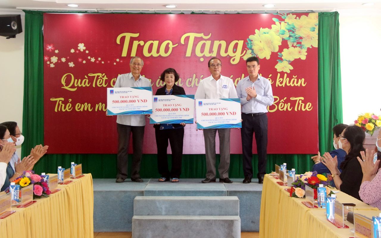 Chủ tịch Quốc hội Nguyễn Thị Kim Ngân tham dự lễ trao quà Tết tại tỉnh Bến Tre Chủ tịch Quốc hội Nguyễn Thị Kim Ngân tham dự lễ trao quà Tết tại tỉnh Bến Tre