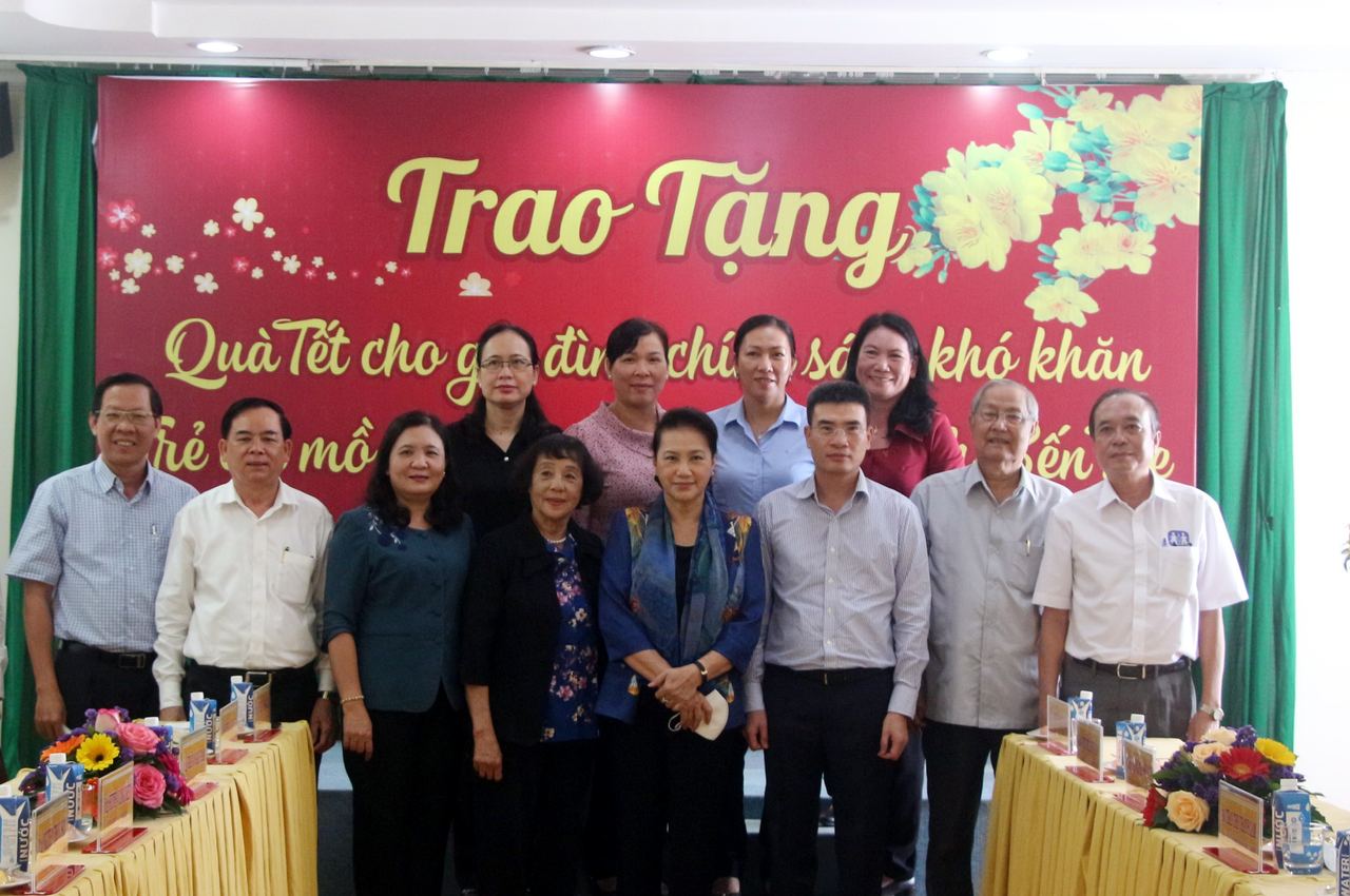 Chủ tịch Quốc hội Nguyễn Thị Kim Ngân tham dự lễ trao quà Tết tại tỉnh Bến Tre Chủ tịch Quốc hội Nguyễn Thị Kim Ngân tham dự lễ trao quà Tết tại tỉnh Bến Tre