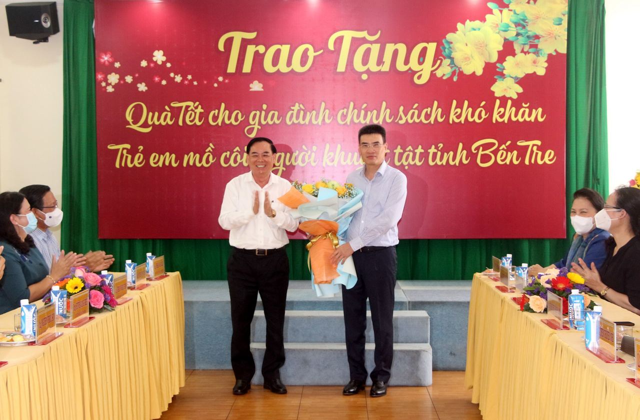 Chủ tịch Quốc hội Nguyễn Thị Kim Ngân tham dự lễ trao quà Tết tại tỉnh Bến Tre Chủ tịch Quốc hội Nguyễn Thị Kim Ngân tham dự lễ trao quà Tết tại tỉnh Bến Tre