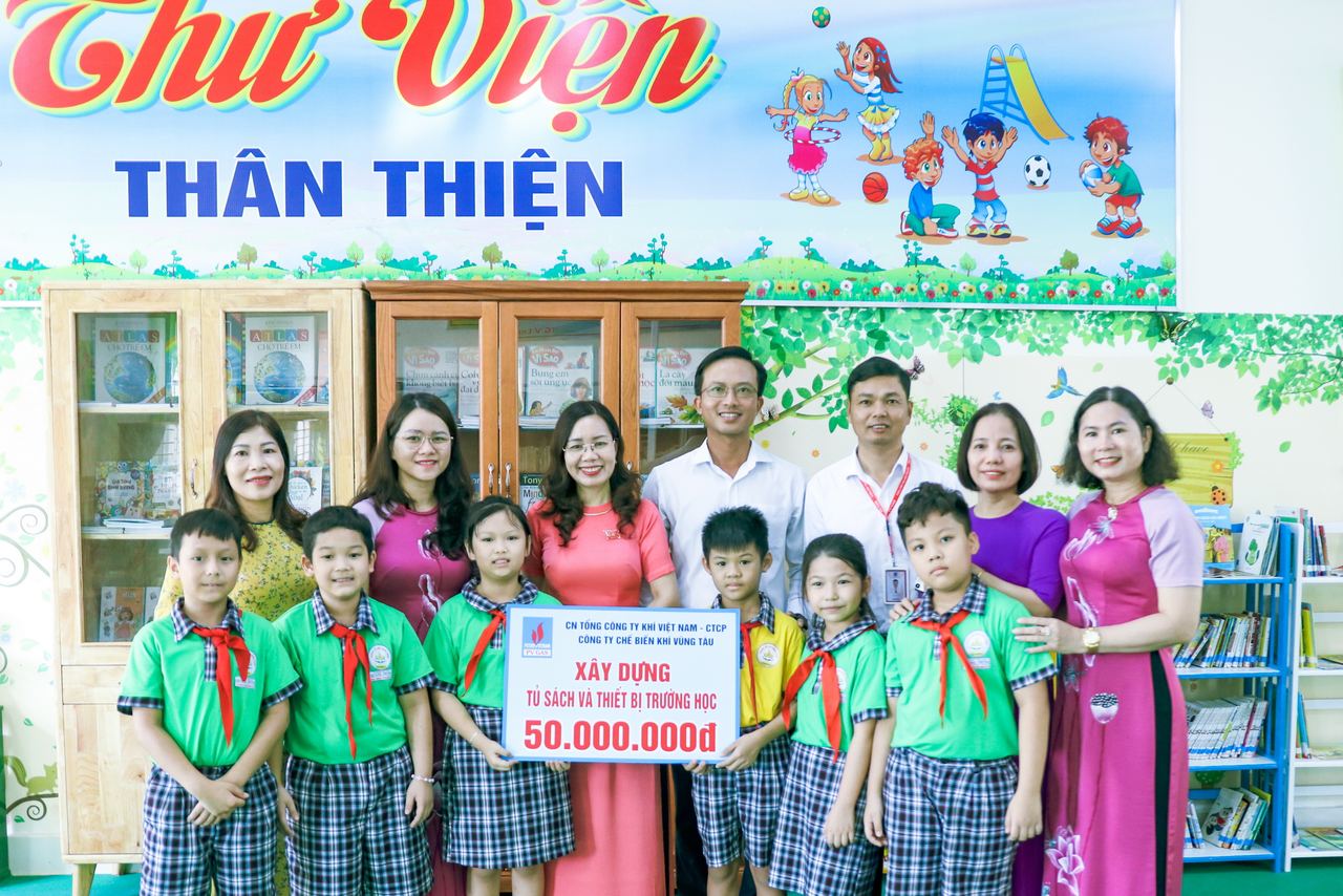 KVT trao tặng Tủ sách Khuyến học tại Tp. Vũng Tàu KVT trao tặng Tủ sách Khuyến học tại Tp. Vũng Tàu