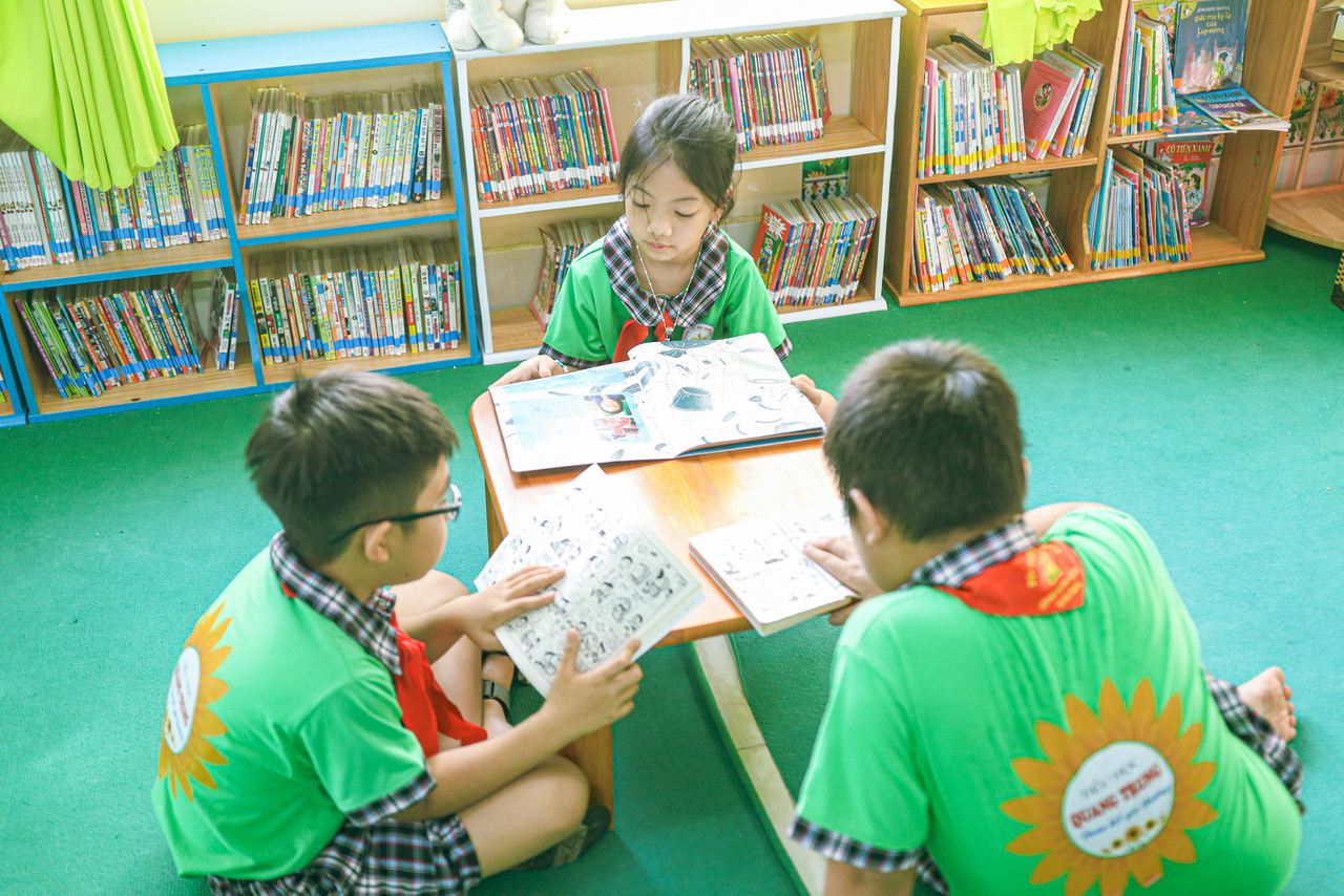 KVT trao tặng Tủ sách Khuyến học tại Tp. Vũng Tàu KVT trao tặng Tủ sách Khuyến học tại Tp. Vũng Tàu