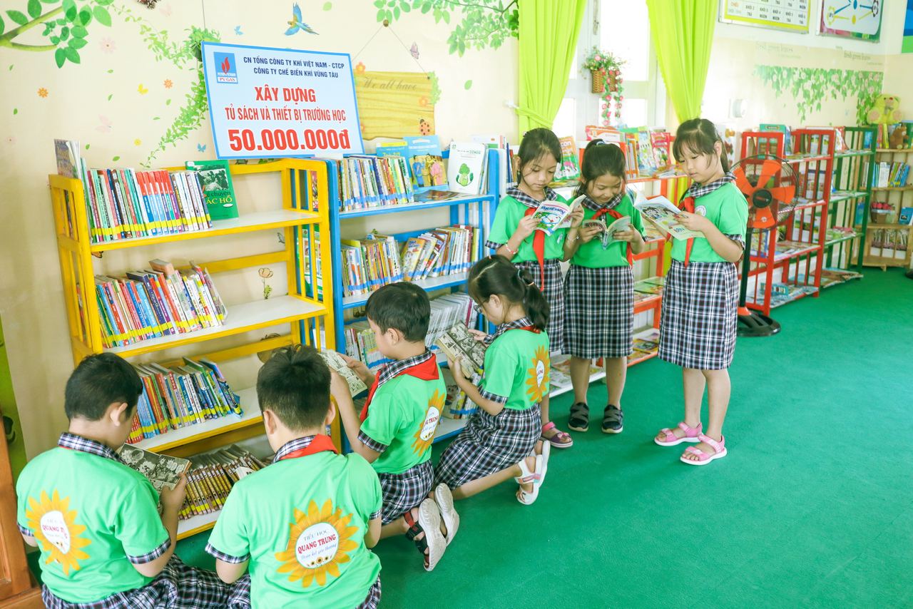 KVT trao tặng Tủ sách Khuyến học tại Tp. Vũng Tàu KVT trao tặng Tủ sách Khuyến học tại Tp. Vũng Tàu