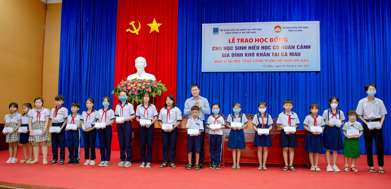 Tổng Công ty Khí Việt Nam trao tặng 500 suất học bổng trị giá 1 tỷ đồng cho học sinh nghèo hiếu học trên địa bàn tỉnh Cà Mau năm 2021