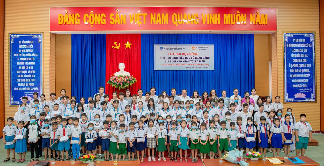 Tổng Công ty Khí Việt Nam trao tặng 500 suất học bổng trị giá 1 tỷ đồng cho học sinh nghèo hiếu học trên địa bàn tỉnh Cà Mau năm 2021