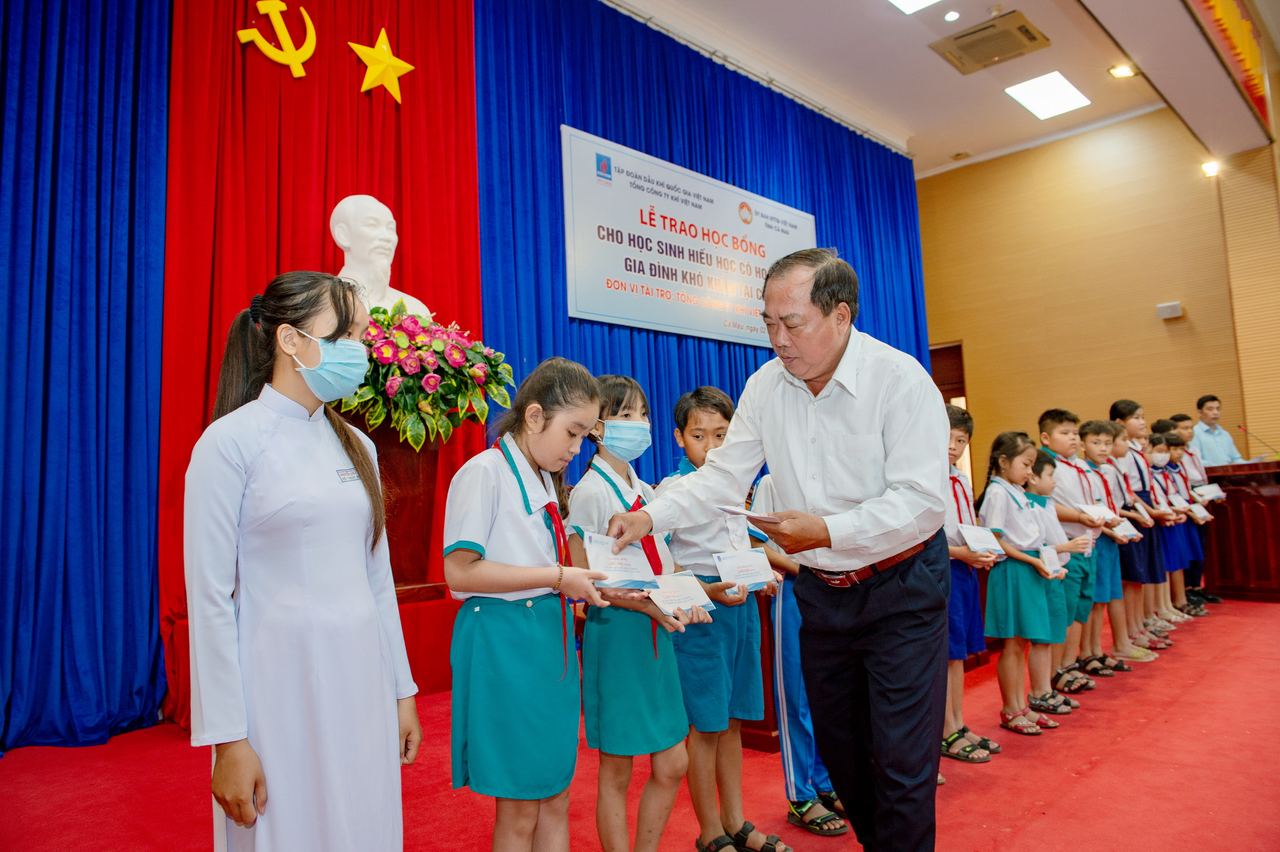 Tổng Công ty Khí Việt Nam trao tặng 500 suất học bổng trị giá 1 tỷ đồng cho học sinh nghèo hiếu học trên địa bàn tỉnh Cà Mau năm 2021