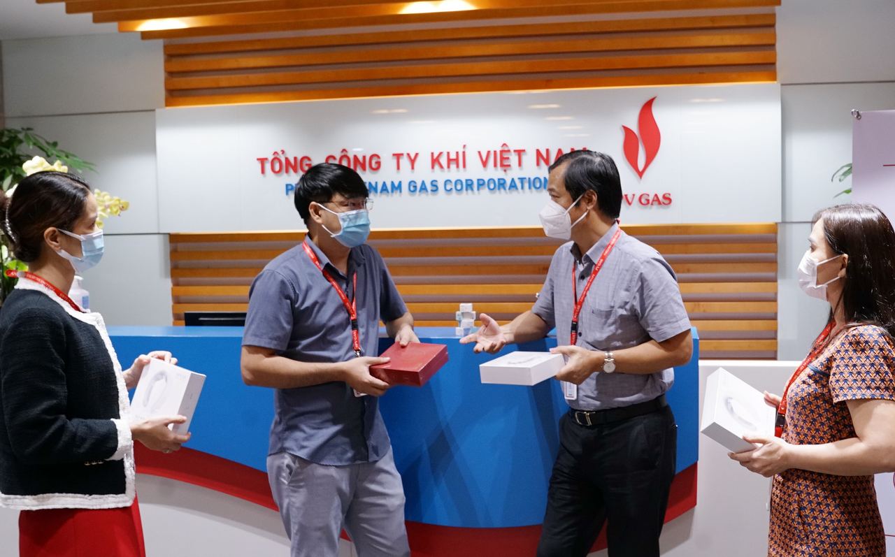 Công đoàn CQĐH PV GAS trao tặng quà động viên các chiến sỹ vùng Zone 0 PV GAS